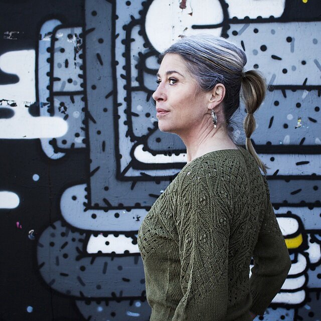 Женский пуловер спицами.