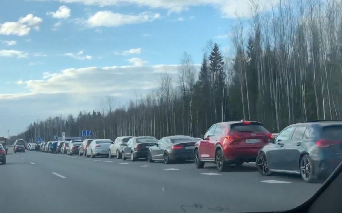 Источник Яндекс-картинки, так как муж снимал видео, а не фото. Но суть та же - хвоста очереди на заправку не видно.