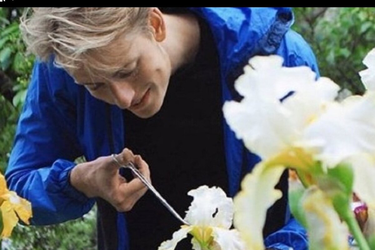 Кирилл  в саду со своими цветами