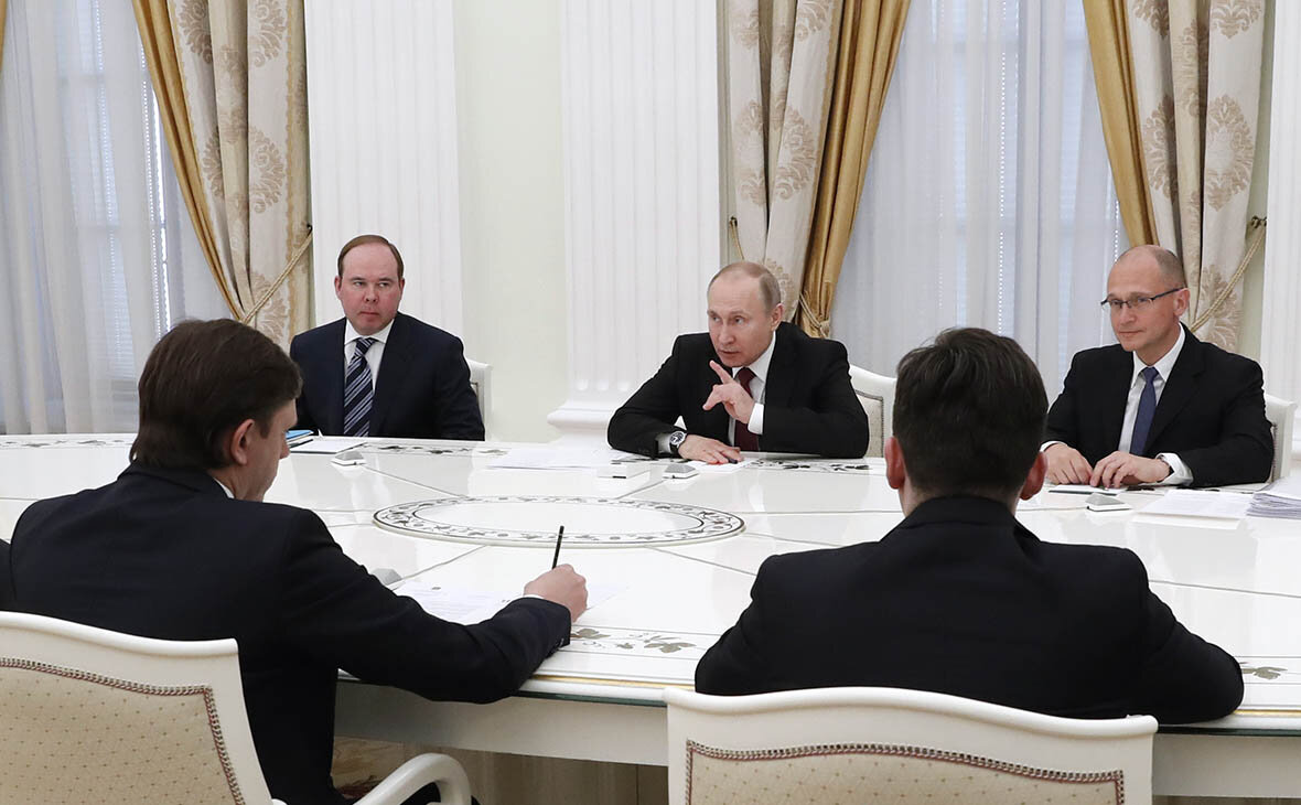 Слева и справа от Президента Руководитель АП и его заместитель