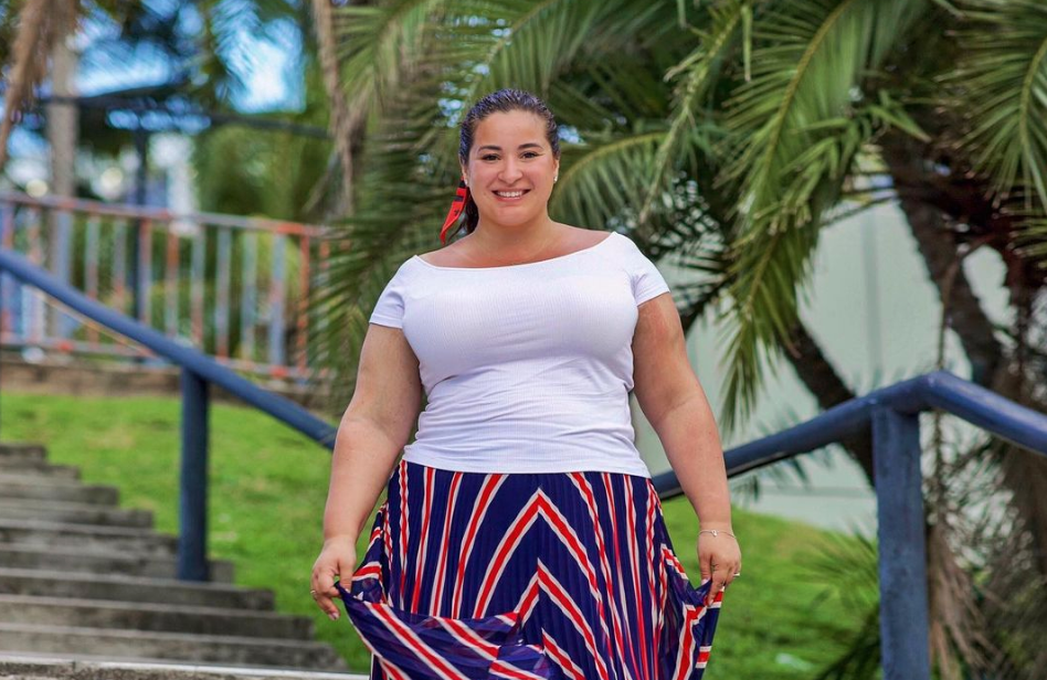 Добрый день. Меня зовут Вика, я — семейный психолог, телеведущая, автор книг «Это же ребенок» и «Это же любовь» и мама троих детей.