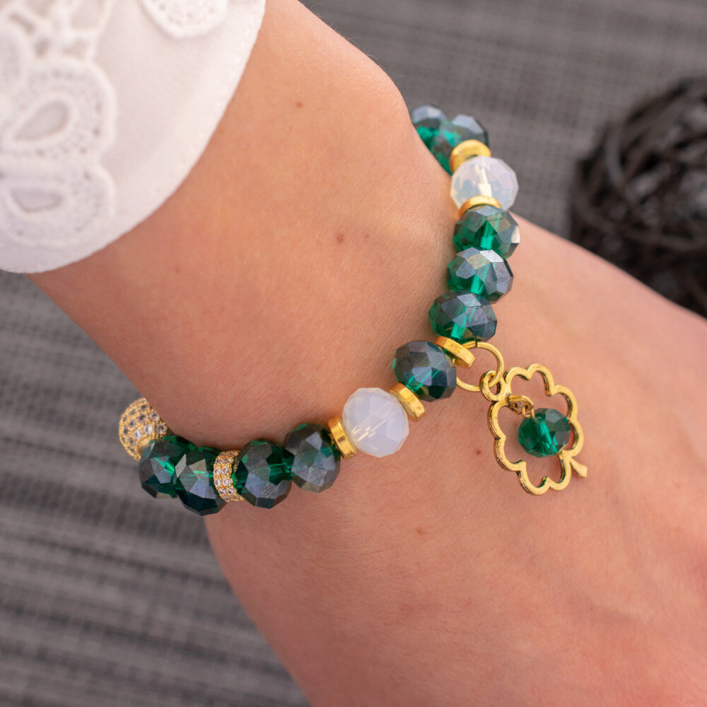 Браслет из стеклянных бусин