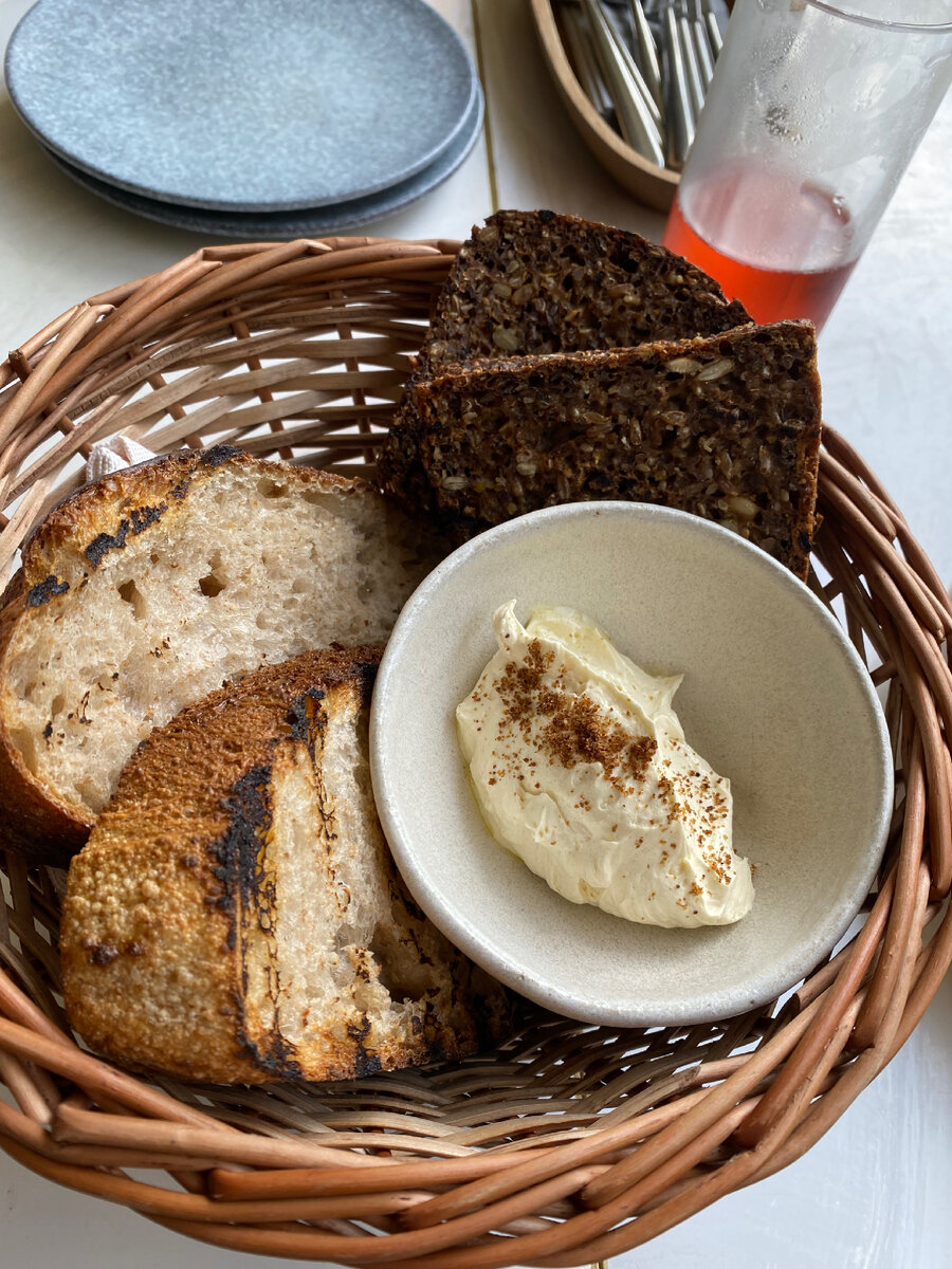 Хлеб, вкусный, масло немного подкопченное. Сочетание идеальное, да и куски не маленькие )