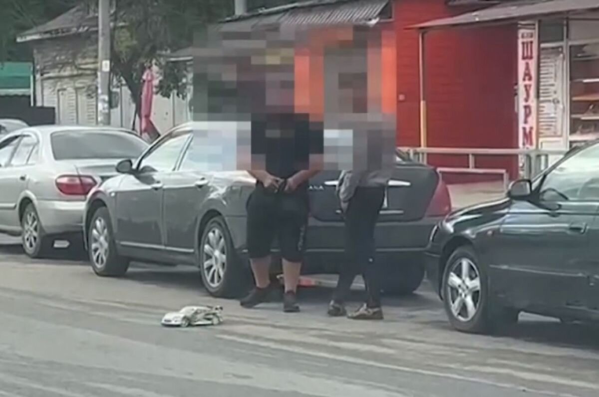    В Твери на видео попал мужчина, который решил поиграть на дороге