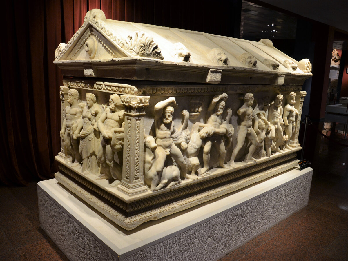 Мраморный саркофаг в Археологическом музее Анталии. Фото автора.
