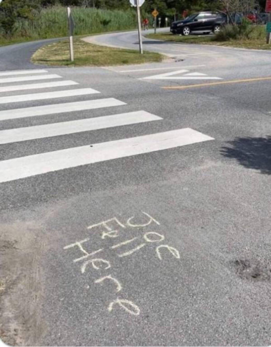 Здесь упал Джо Байден. Но после падения он не перестал быть президентом США. 