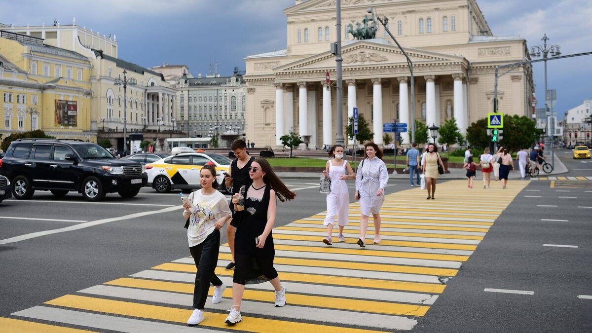    Девушки на пешеходном переходе на Театральной площади в Москве© РИА Новости / Алексей Майшев