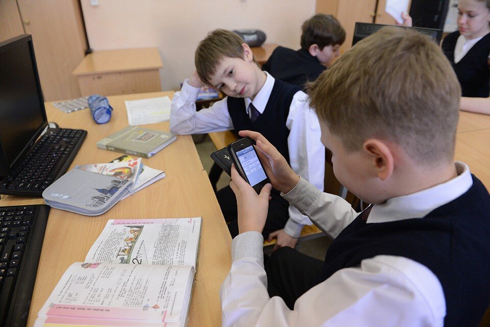     Родители уверены, что гаджеты только отвлекают детей на занятиях Олег РУКАВИЦЫН