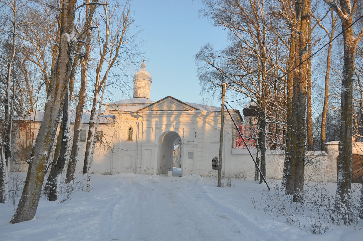 Ворота Антониева монастыря.
