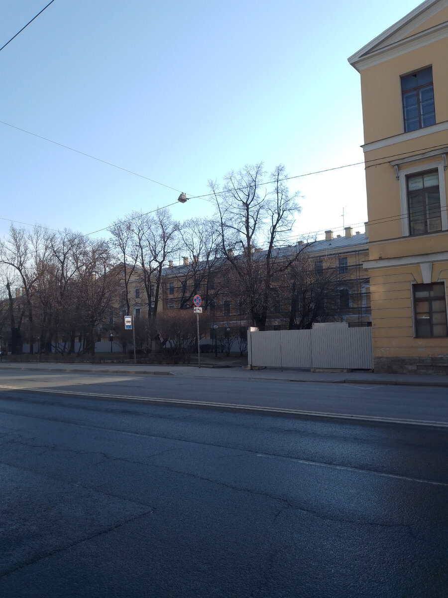 Начало реставрации. Ещё есть старая крыша. здание окружают лесами.

