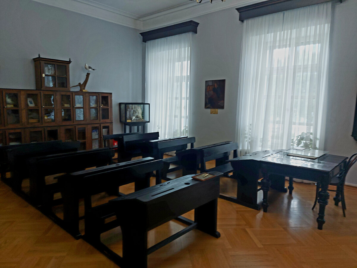 Класс гимназии, где учился Д.И.Менделеев. (Фото из личного архива автора).