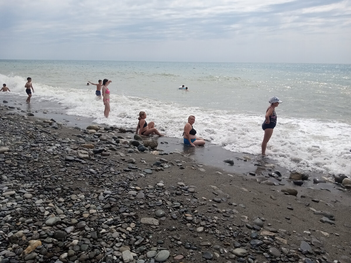 Черное море лоо. Пляж калипсо лазаревское. Пляж колос лазаревское. Лоо отзывы отдыхающих 2023. Сочи лазаревское пляж.