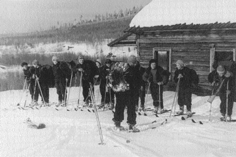 Фото 2. Фото из похода по Северному Уралу 1957 года. Крайний справа - Николай Трегубов с ружьем.