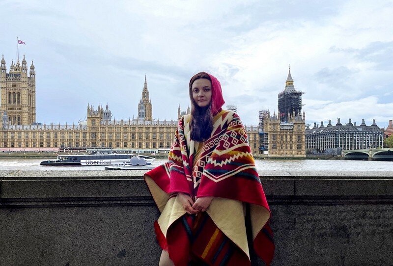 Полина Вахитова в Лондоне на фоне Вестминстерского дворца, где заседает английский Парламент 