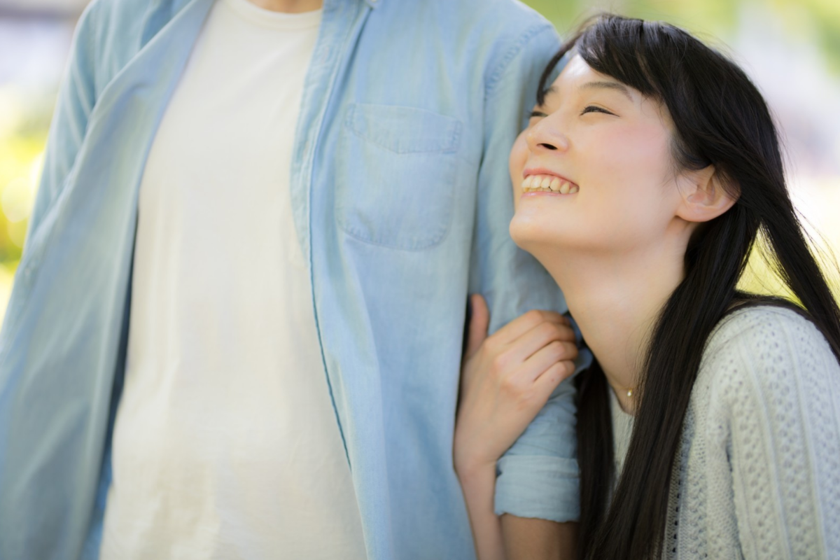 В агентства набирают красивых парней и девушек  с харизмой. А как еще народ разлучать?