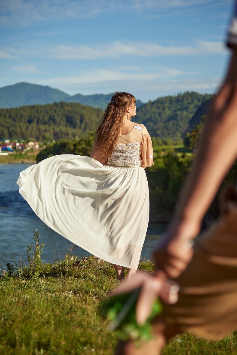 Платье на мне не свадебное, просто белое вечернее