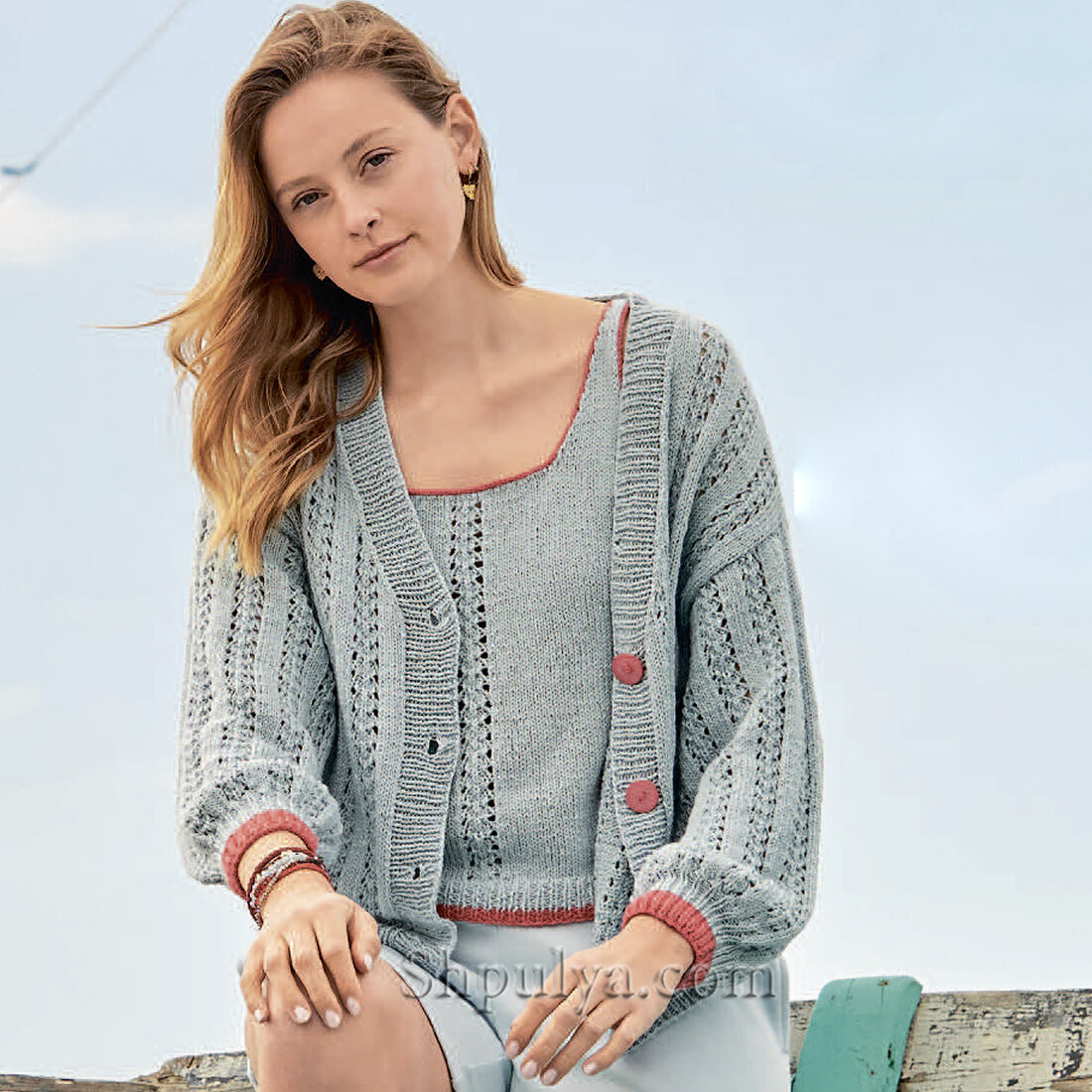 Кардиган на пуговицах и топ с красной каймой