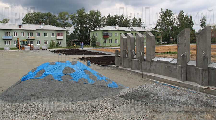 Ранее строители подготовили основание площадки, сейчас на будущей Аллее Славы уже ведутся работы по укладке тротуарной плитки