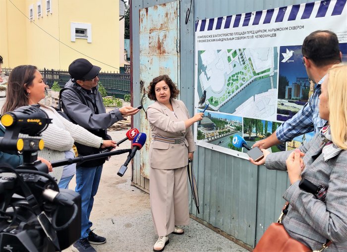 Мария Смирнова заверила, что простор для увеличения машино-мест рядом с Нарымским сквером еще есть. Фото newsib.net