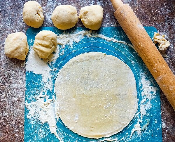 Чебуреки на сухой сковороде — вкусные «пирожки» с мясом из кухни крымских татар, которые называются янтык. Янтык готовят во многих странах Центральной Азии по-разному.-9