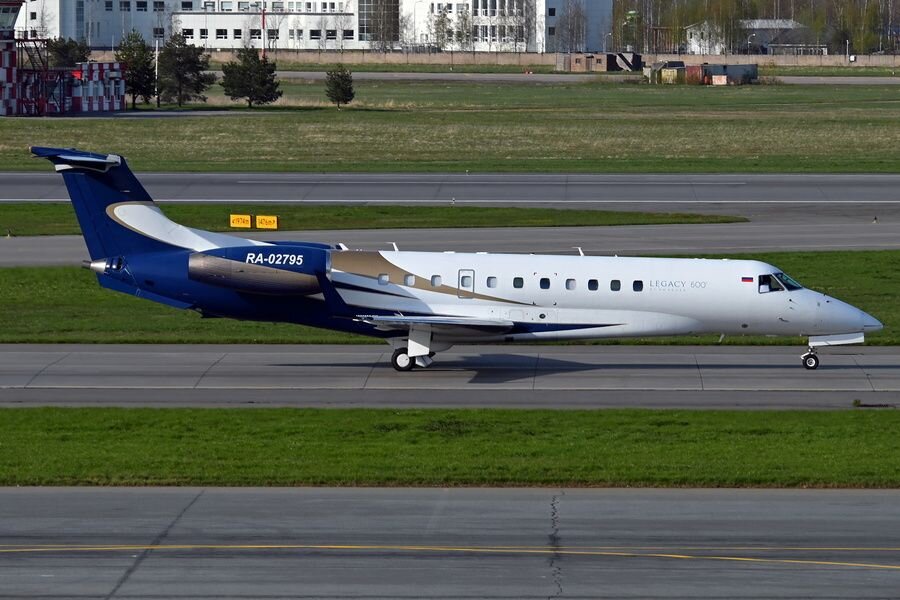    Самолет Embraer ERG 135 (бортовой номер RA-02 795) © Люба Островская/ТАСС