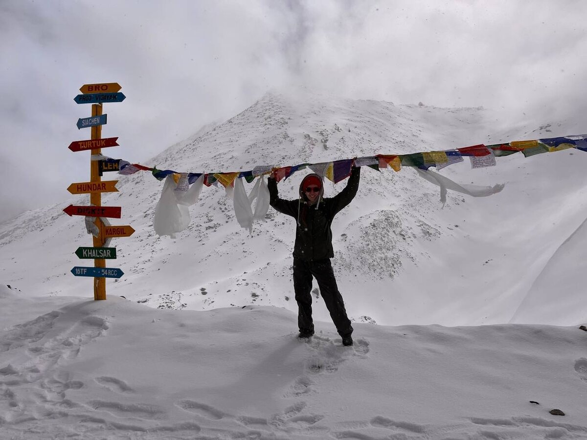 Ладакх - регион суровый. Высокогорные пустыни здесь соседствуют с нетающими ледниками. На перевале Кардунг Ла, 5359 м. Здесь и далее фото автора