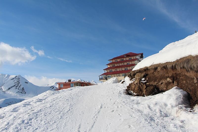 Выезд на трассу от апартаментов.