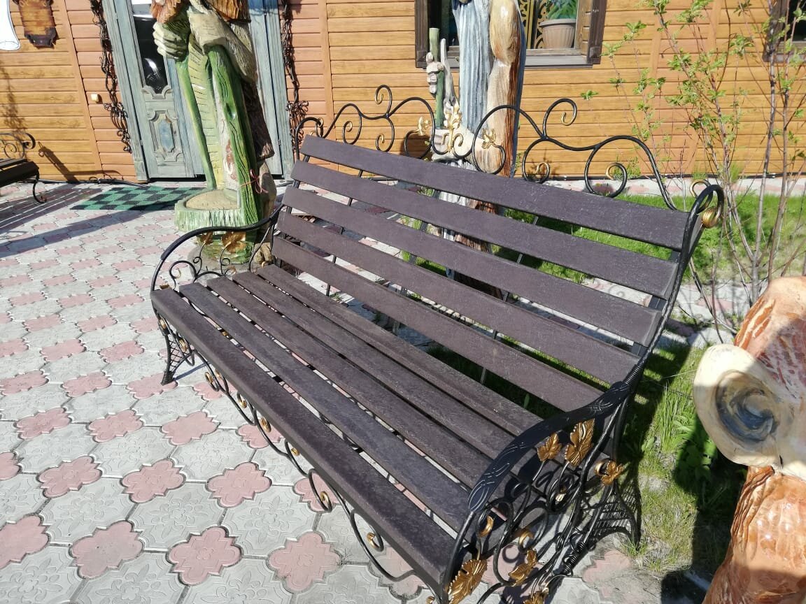 Кованная скамейка с пластиковым настилом
