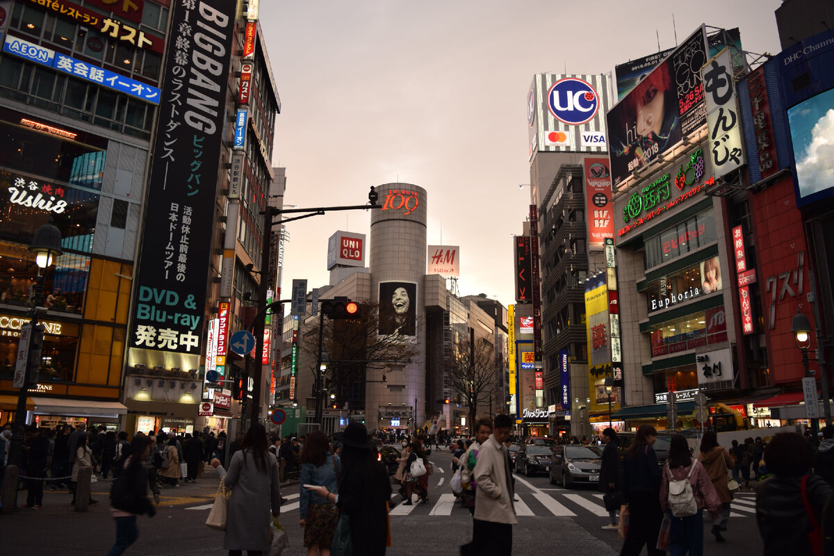 Знаменитый перекресток 7 дорог на станции метро Сибуя.