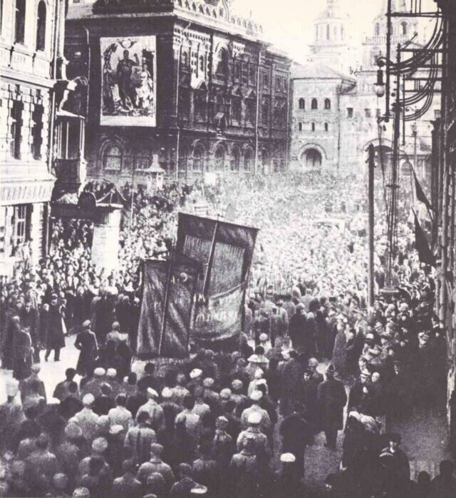    Первомайская демонстрация в Москве, 1919 год. Источник: thecharnelhouse.org