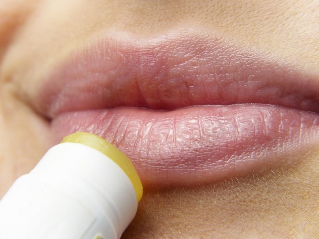 Шелушится кожа на лице: почему и что делать, советы дерматолога | РБК Стиль