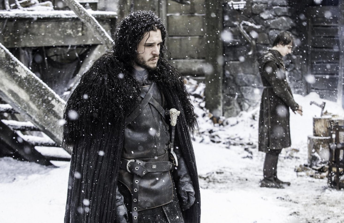 На фото кадр из сериала "Игра престолов", в роли Джона Сноу Кит Харингтон