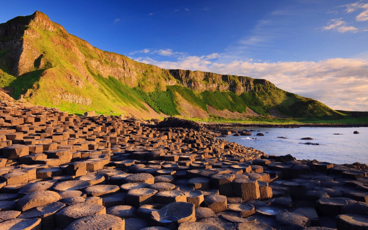 Northern ireland mountains. Мостовая гигантов, Северная Ирландия. Мостовая гигантов Ирландия плато Антрим. Графство Антрим Северная Ирландия. Побережье Козвей-Кост. Северная Ирландия.