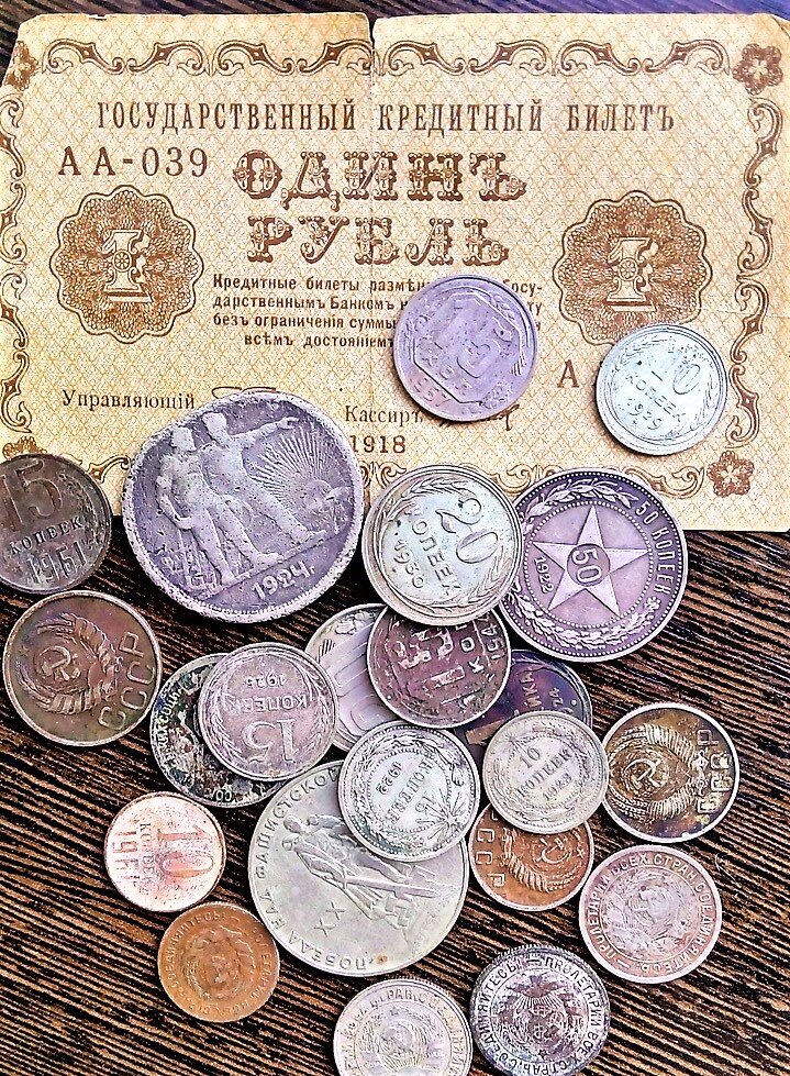 Свою небольшую коллекцию старых денег я рассматриваю редко. Почти все монетки хорошо помню. Очень давно они у меня. Начала собирать их ещё в пионерском детстве.
