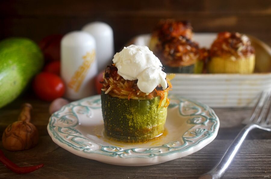 Кабачки с фаршем, рисом и овощами под сметанной шапочкой