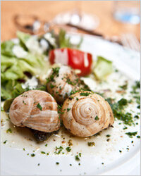 Если у вас есть сомнения, стоит ли вообще есть улиток, ответим: каждый волен делать свой выбор. Кто-то относится к этим милым созданиям как к домашним животным, а для кого-то это ценный белковый продукт с удивительным вкусом и множеством полезных свойств. 
Что касается полезности мяса улиток, то здесь сомнений быть не может: всего 90 калорий на 100 г; всего 2-3% жира, и тот состоит из ненасыщенных и полиненасыщенных жирных кислот, никакого холестерина и целых 15% белка. Мясо улиток богато магнием, фосфором, калием, кальцием, железом, цинком, медью, витаминами А, Е и группы В. Неудивительно, что улиток считают мощным афродизиаком, сравнимым лишь с устрицами.

«Кулинарный Эдем» выяснил, как готовить виноградных улиток, и делится с читателями лучшими рецептами. В обращении с улитками, собранными в дикой природе, есть два основных направления: можно приготовить улиток очень просто: запечь или сварить на костре, а можно уделить им несколько дней и получить настоящее произведение кулинарного искусства – эскарго.