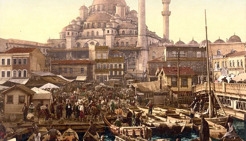 Восточная Римская империя получила название "Византия" уже после ее захвата турками в 15 веке. Западным политикам было неудобно вспоминать, что преемник Древнего Рима  пал при попустительстве Западной Европы. Поэтому из названия государства удалили слово "Римская". Византия - от названия греческой колонии Византий, на месте которой был основан Константинополь.