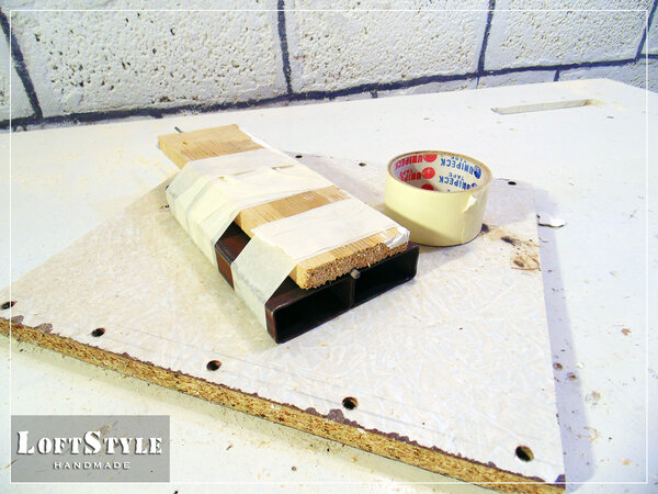 Конструкция обмотана скотчем