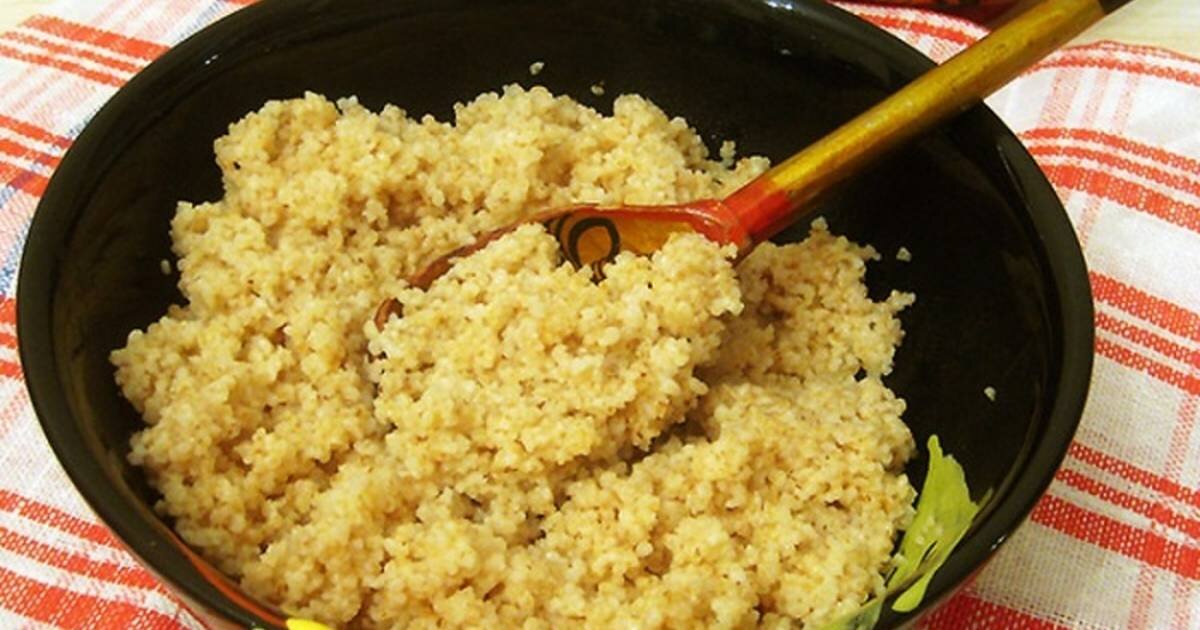 На завтрак у меня ячневая каша на воде с маслом 200 гр.+ яйцо куриное варенное + кусок ржаного хлеба с маслом  + по настроению чай зеленый без сахара/желательно заменить водой.