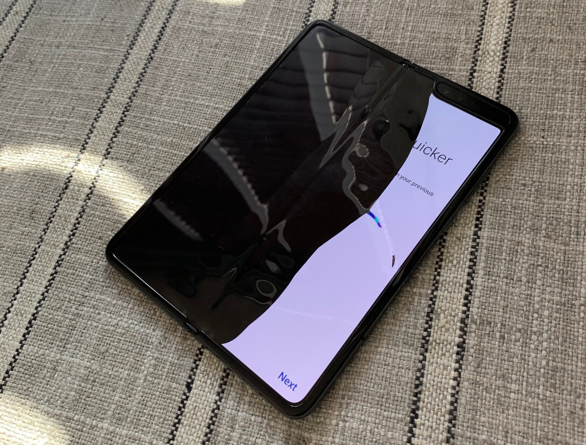 Оригинальный Galaxy Fold со сломанным дисплеем