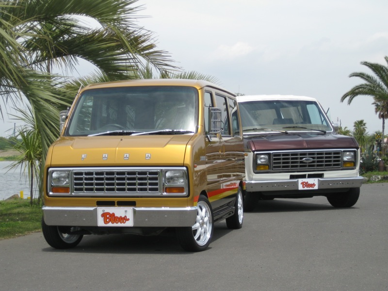 Две Honda Vamos стилизованы под Форд Эконолайн. Фото с сайта blow-net.co.jp