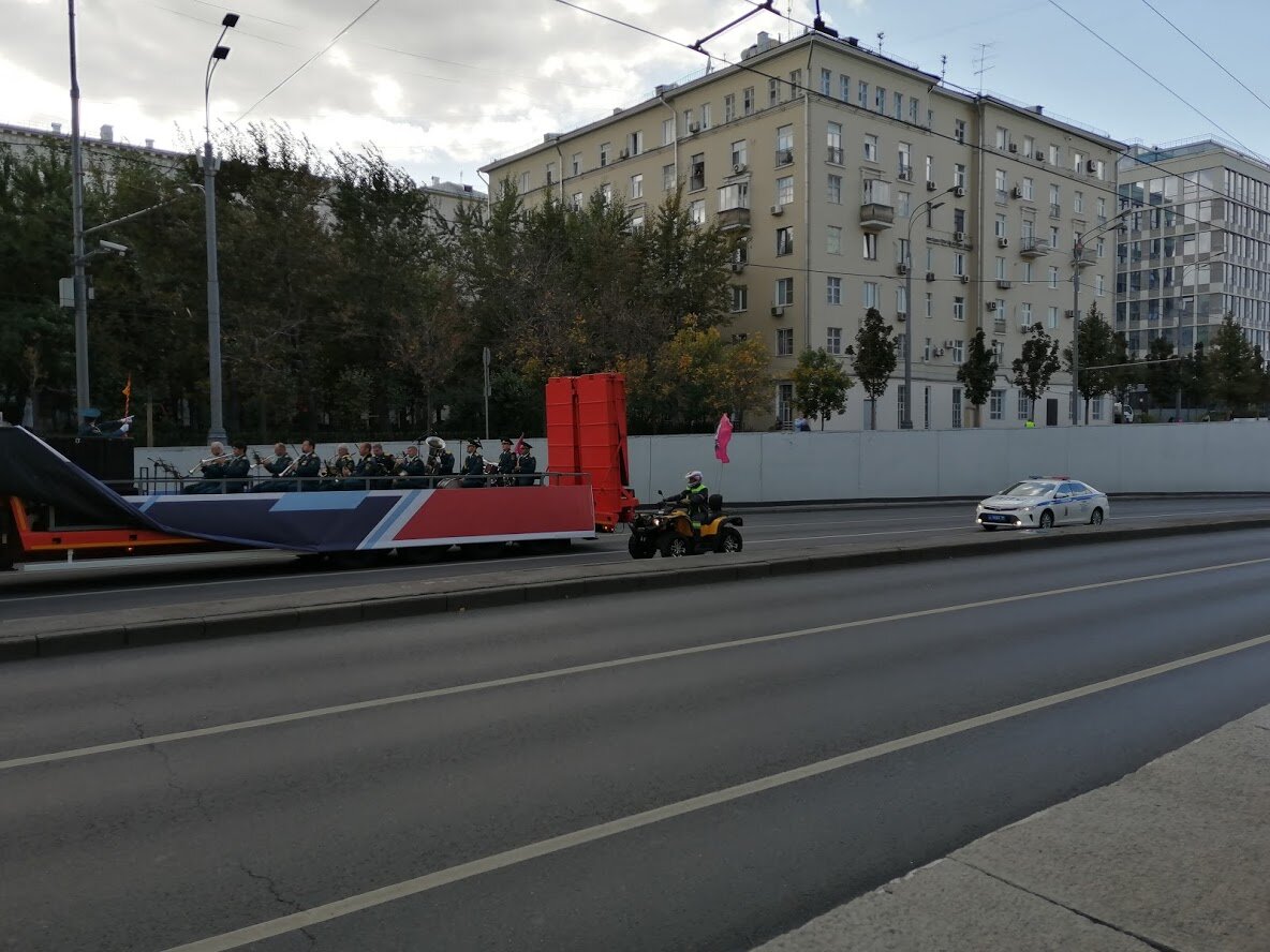 Парад мусоровозов в центре Москвы. Русские идут?