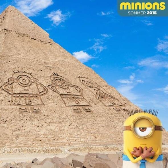 Портрет миньонов в позах трех обезьян на грани пирамиды в Египте
