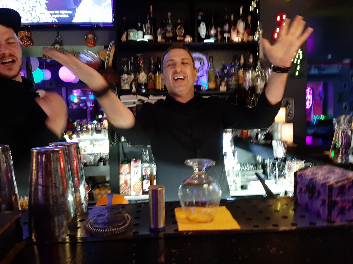 Ростовский коктейль. Флэш бар ростов на дону. Кукарача шот. Igloo bar ростов. Игла бар ростов на дону.