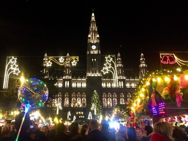 Площадь Rathaus в Вене в 23.00 31 декабря