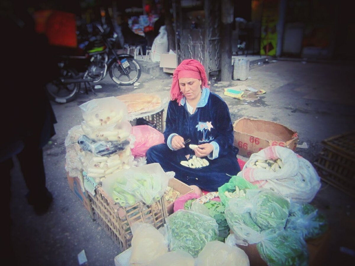 Женщина на продуктовом рынке Каира.