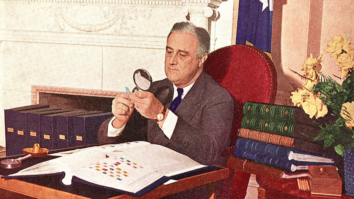 Ф. Д. Рузвельт рассматривает свою коллекцию марок