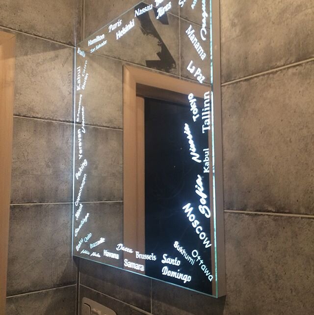Ryptoboss зеркало. Монтаж зеркал. Монтаж зеркала с подсветкой. Зеркало логотип. Зеркало с надписью и подсветкой.