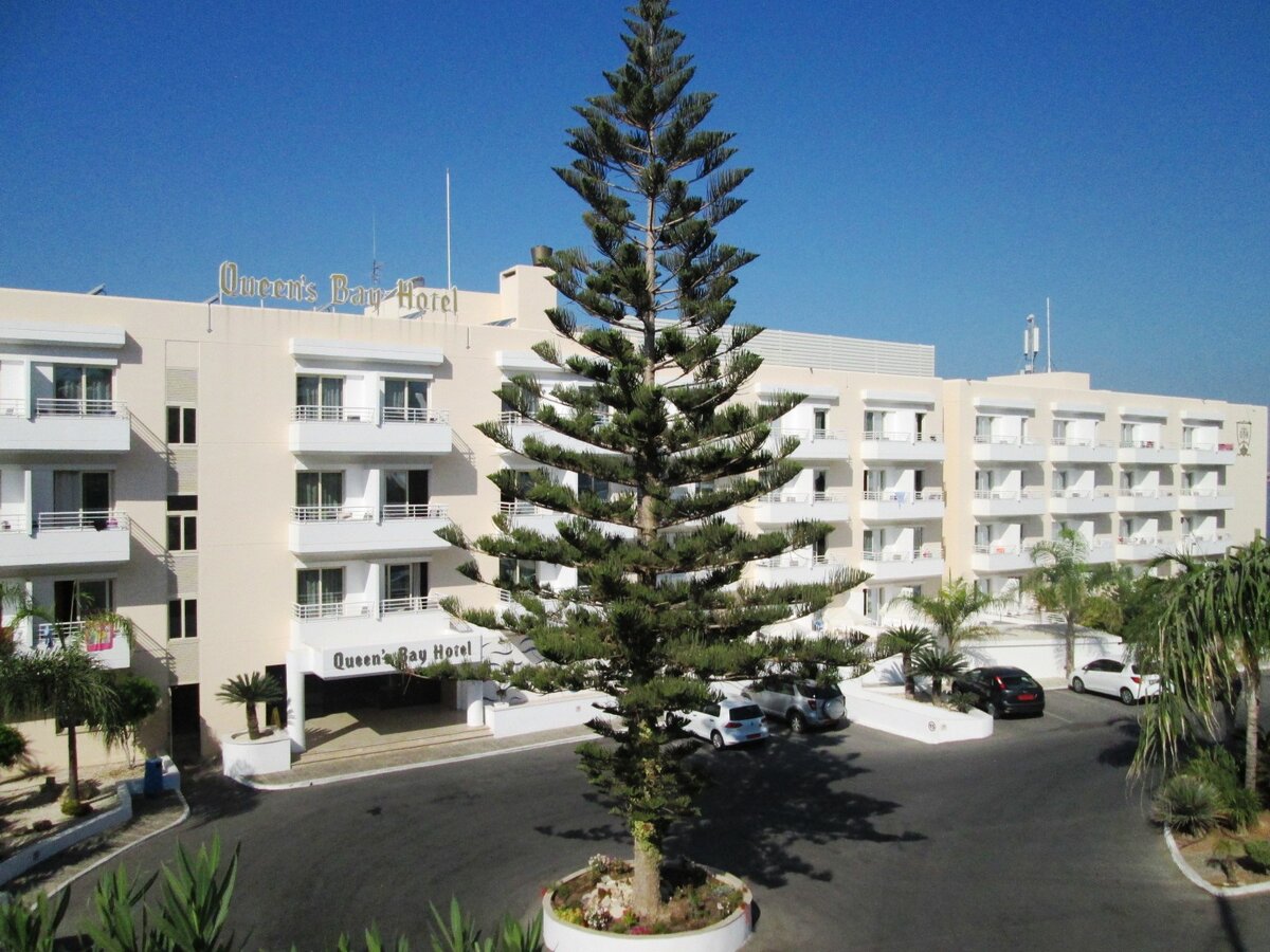 Мы рассматривали для отдыха спокойные  отели Писсури. Но, даже в бархатный сезон мест не нашли ни у турагентстве, ни на букинге. Нам предложили отель Queen’s Bay в Пафосе, и мы, согласившись, не прогадали!