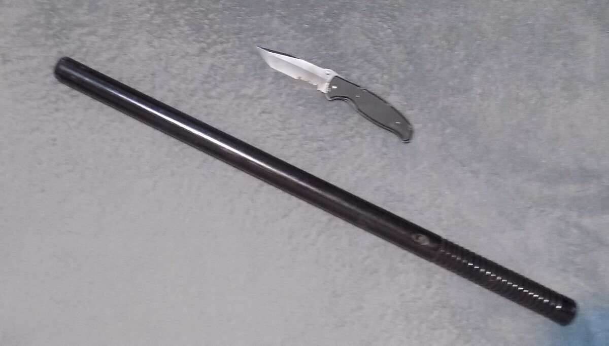 Обыкновенный складной нож и традиционная деревянная дубинка или палка. Оба эти оружия дадут вам серьезные шансы против более молодого или опытного противника.